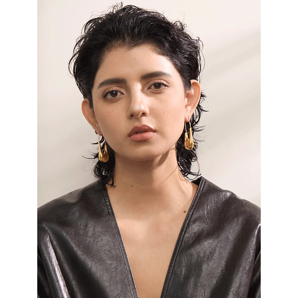 Yhpup Brincos de argola geométricos de aço inoxidável de alta qualidade 18K PVD banhado a textura elegante joias incomuns para mulheres