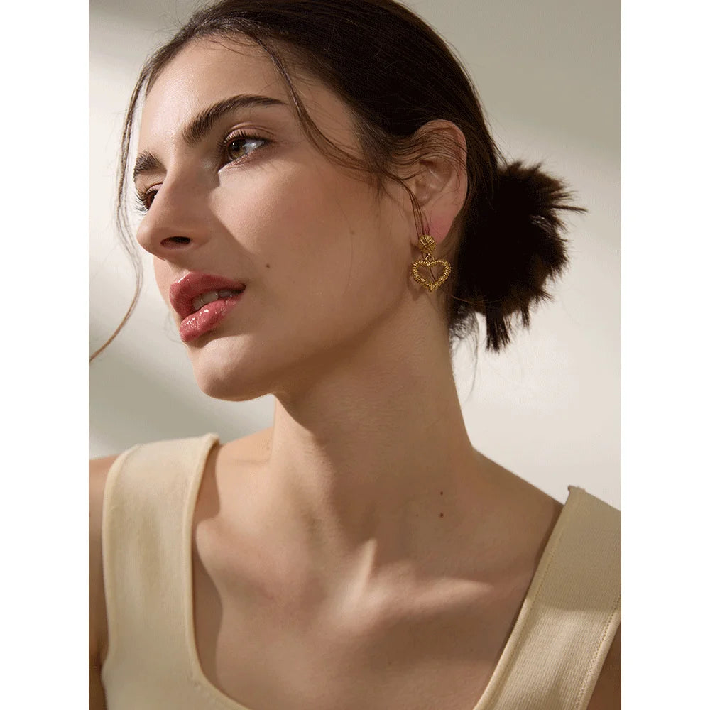 Yhpup brincos de metal em aço inoxidável, coração oco, banhado a ouro, vintage, romântico, feminino, joias, moda, presente