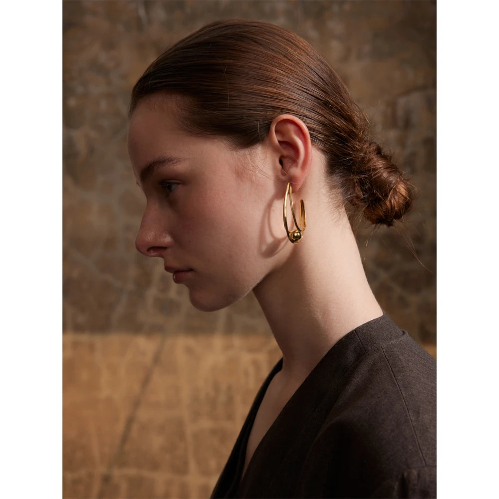 Yhpup Brincos Huggie geométricos de aço inoxidável banhados a ouro e platina PVD à prova de ferrugem pingente de metal joia de declaração diária presente