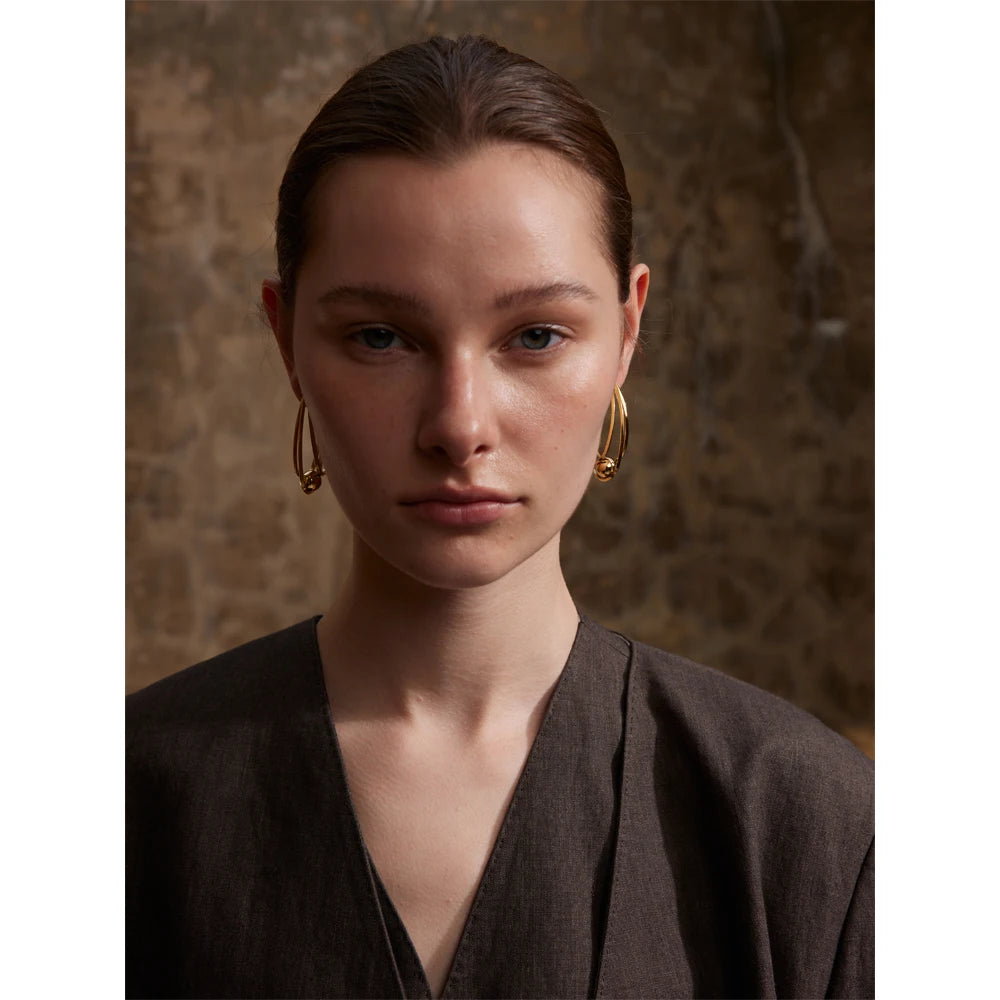 Yhpup Brincos Huggie geométricos de aço inoxidável banhados a ouro e platina PVD à prova de ferrugem pingente de metal joia de declaração diária presente