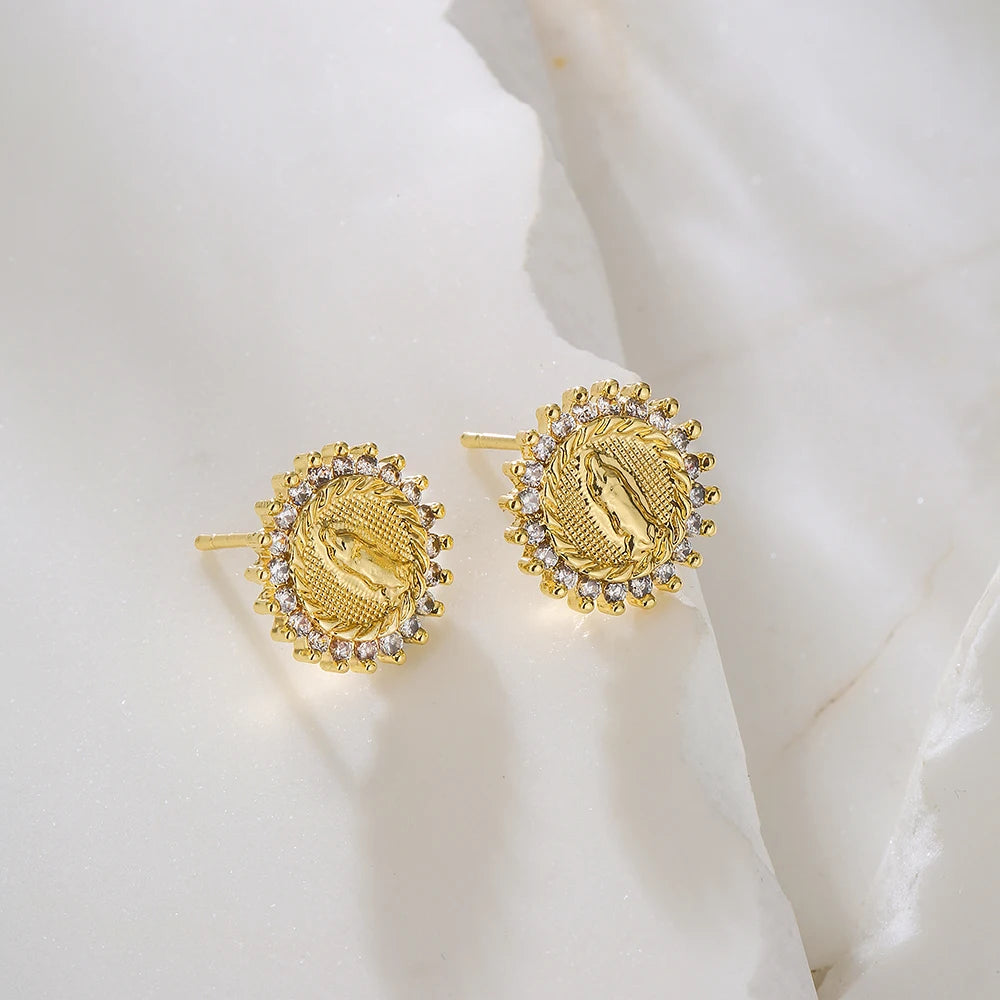 Brinco Clássico Virgem Maria Cravejado com Zircônia - Lafemininy