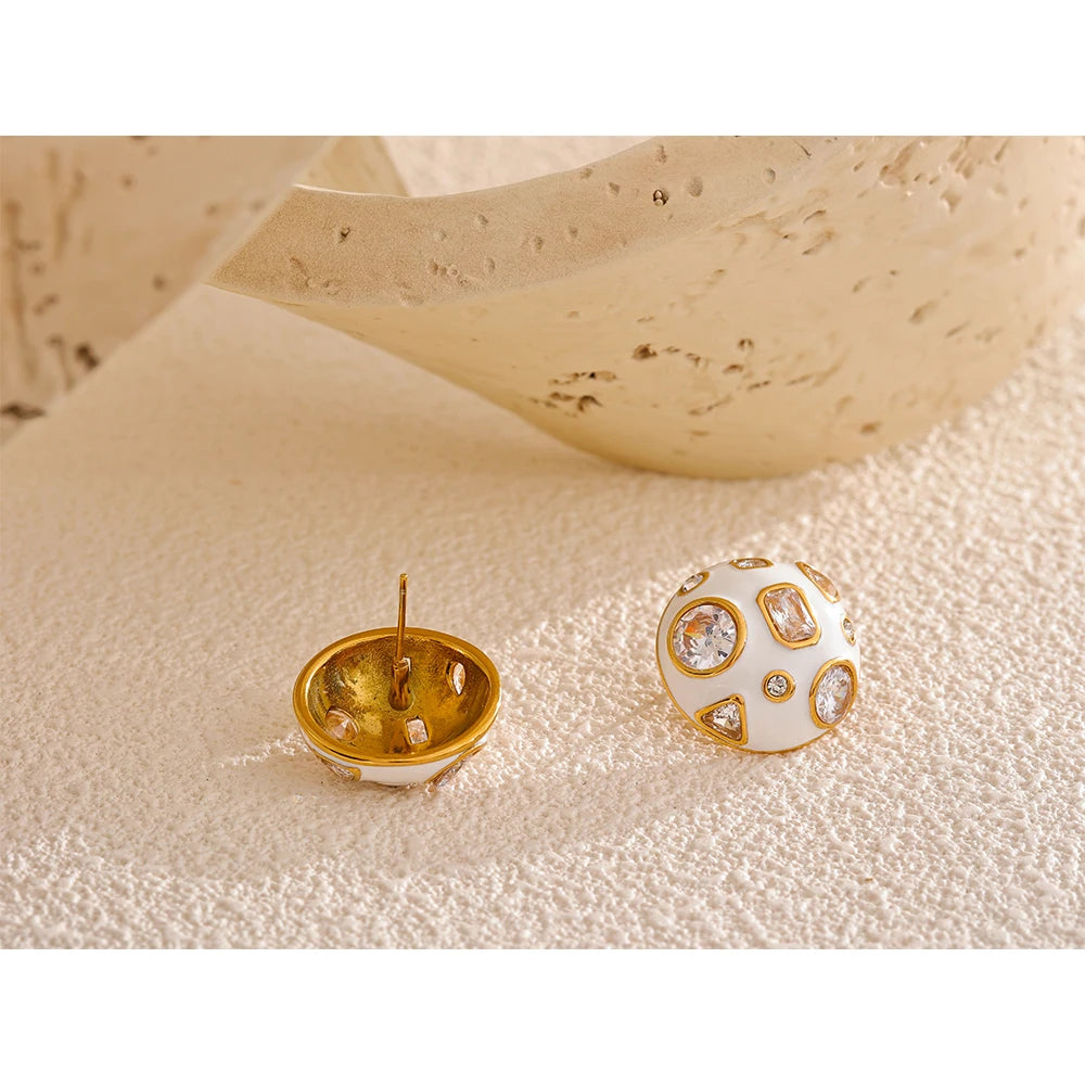 Yhpup Brincos de aço inoxidável com esmalte branco incrustado de zircônia cúbica para mulheres joias à prova d'água da moda