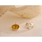 Yhpup Brincos de aço inoxidável com esmalte branco incrustado de zircônia cúbica para mulheres joias à prova d'água da moda