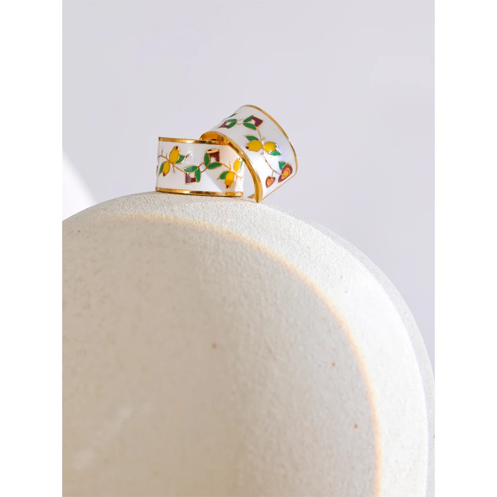 Yhpup Brincos de argola em formato de flor esmaltada branca requintada em aço inoxidável 18K banhado a ouro elegante diário à prova d'água joia presente
