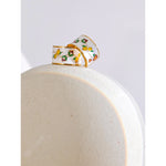 Yhpup Brincos de argola em formato de flor esmaltada branca requintada em aço inoxidável 18K banhado a ouro elegante diário à prova d'água joia presente