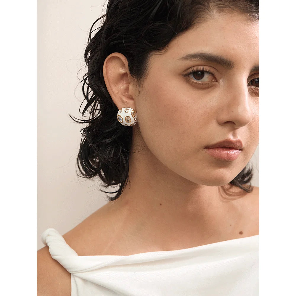 Yhpup Brincos de aço inoxidável com esmalte branco incrustado de zircônia cúbica para mulheres joias à prova d'água da moda