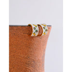 Yhpup Brincos de argola em formato de flor esmaltada branca requintada em aço inoxidável 18K banhado a ouro elegante diário à prova d'água joia presente