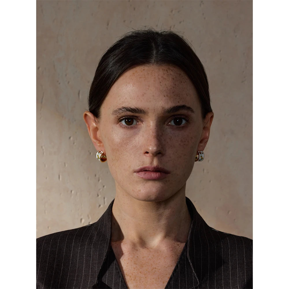 Yhpup Brincos de argola em formato de flor esmaltada branca requintada em aço inoxidável 18K banhado a ouro elegante diário à prova d'água joia presente