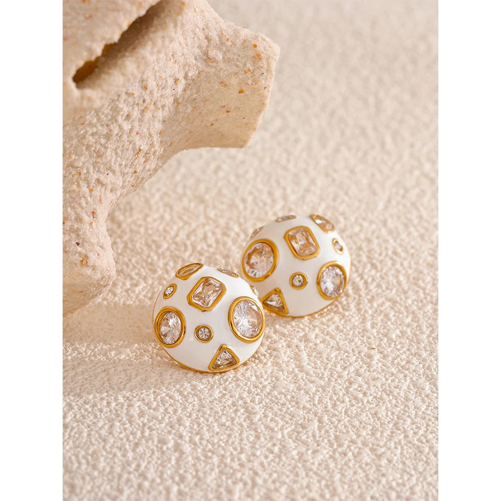 Yhpup Brincos de aço inoxidável com esmalte branco incrustado de zircônia cúbica para mulheres joias à prova d'água da moda