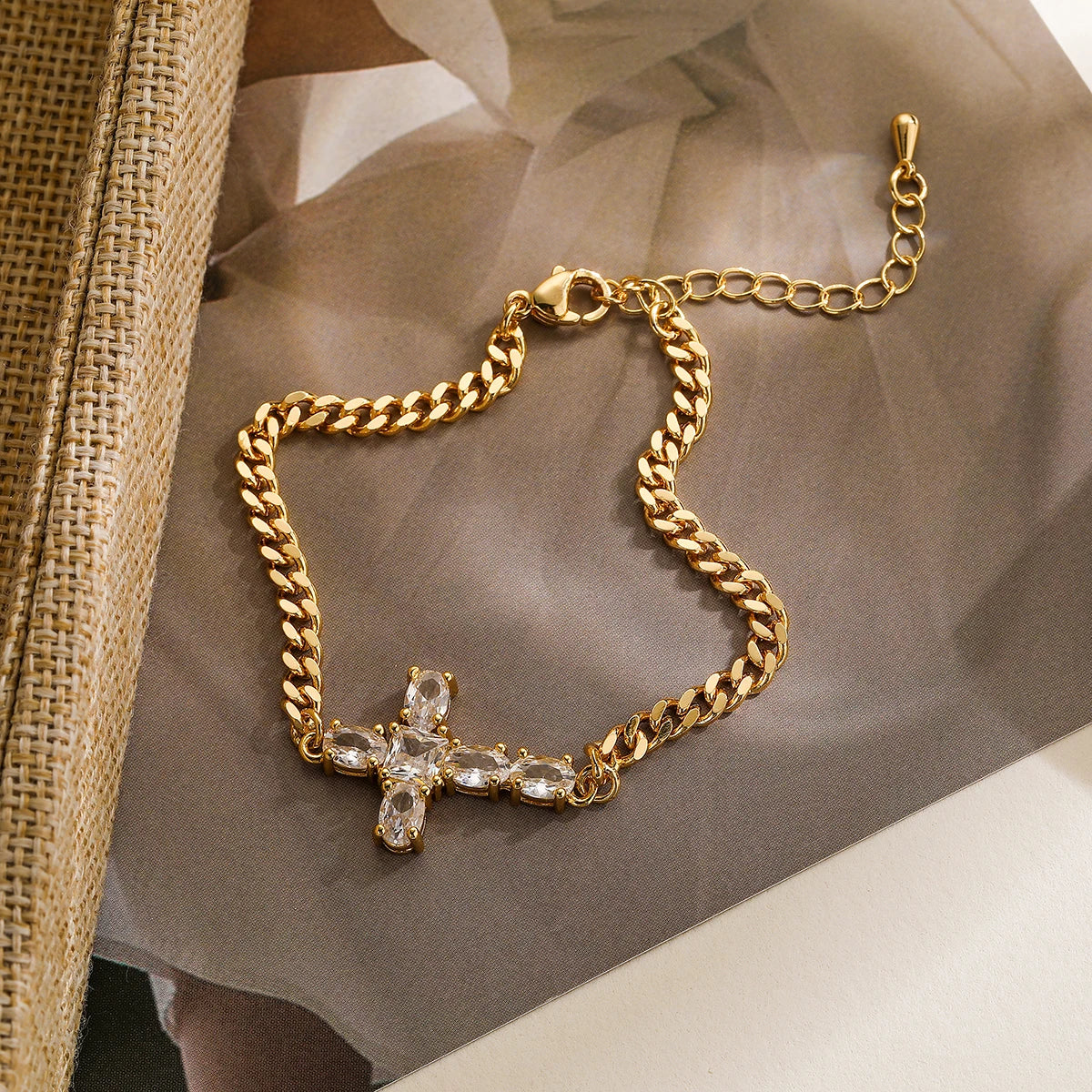 Pulseira de Cruz com Zircônia - Lafemininy