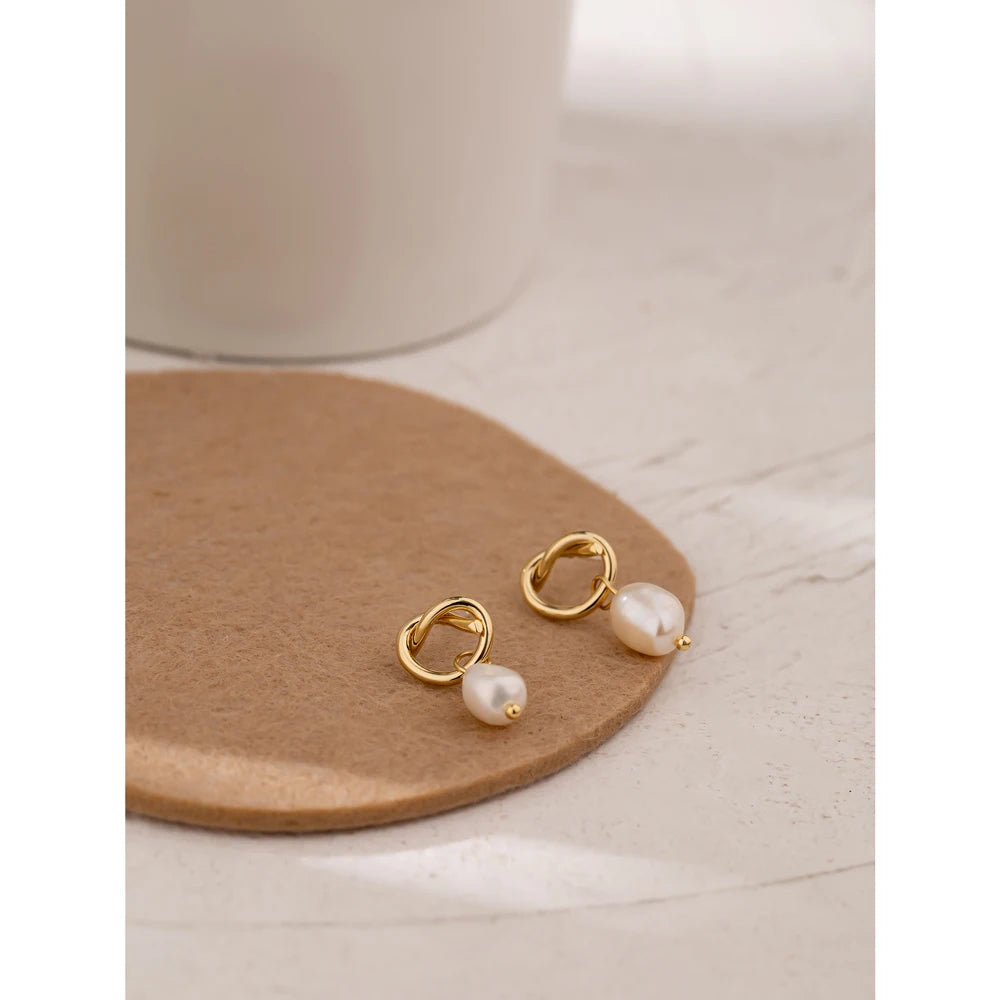 Yhpup minimalista pérolas naturais balançar brincos moda coreano simples elegante textura de metal jóias elegantes para o presente da menina