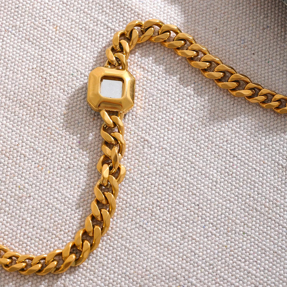 Yhpup hiperbólico cor dourada grossa corrente cubana cristal verde textura de metal colar de declaração de aço inoxidável joias da moda