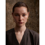 Yhpup Brincos Huggie geométricos de aço inoxidável banhados a ouro e platina PVD à prova de ferrugem pingente de metal joia de declaração diária presente