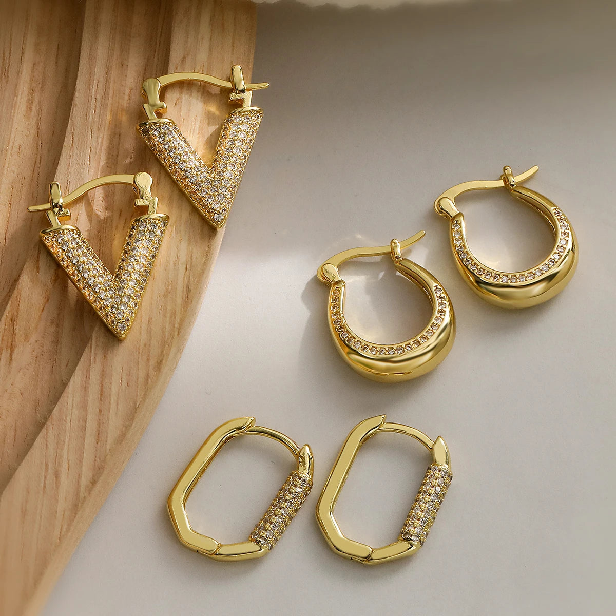 Brinco Dourado com Zircônia Cristal - Lafemininy