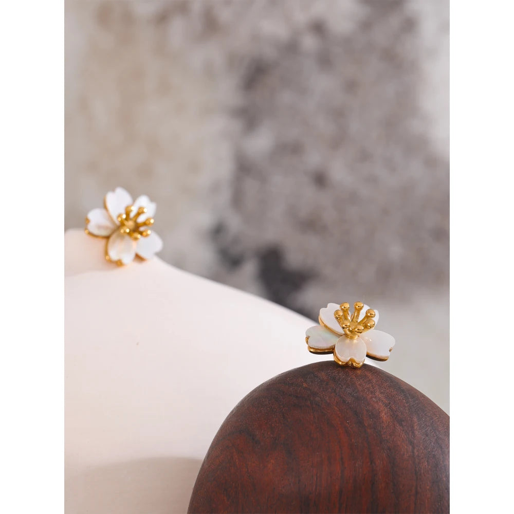 Yhpup brincos diários dourados com flor de concha natural de alta qualidade para mulheres evitam alergias joias requintadas de aço inoxidável