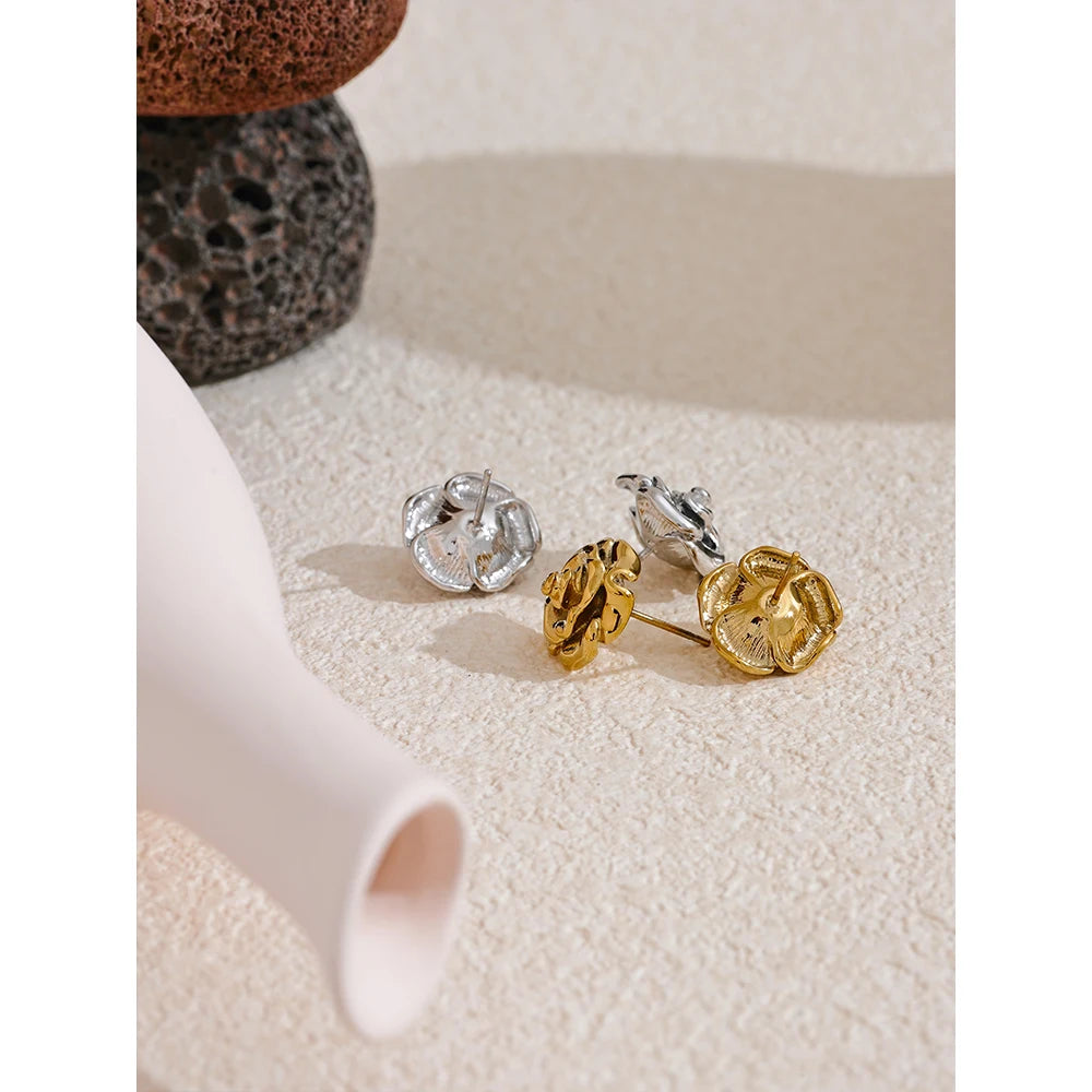 Yhpup Brincos diários à prova d'água com flor rosa de aço inoxidável para mulheres, textura elegante, joias banhadas a ouro, bijuterias