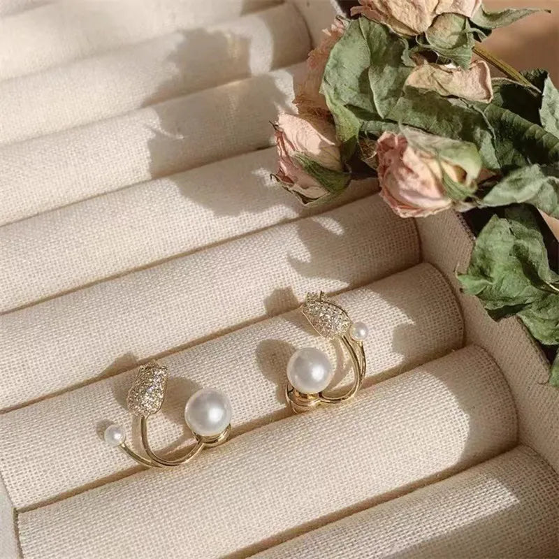 Brinco Estilo Pérola com Botão de Rosas - Lafemininy