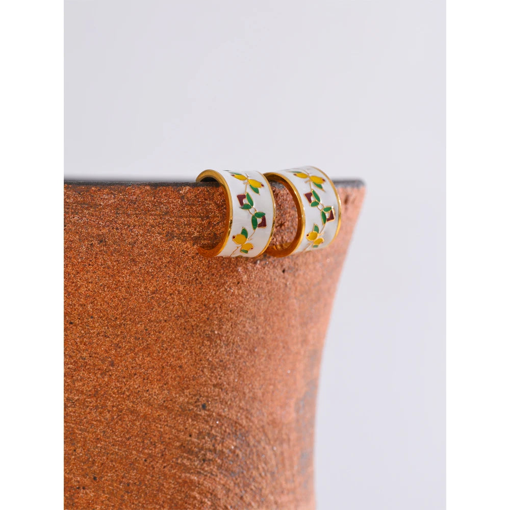 Yhpup Brincos de argola em formato de flor esmaltada branca requintada em aço inoxidável 18K banhado a ouro elegante diário à prova d'água joia presente