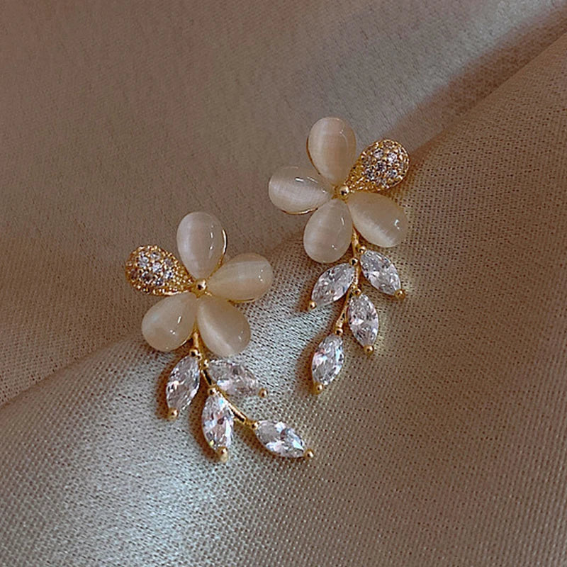 Brinco Flores Madrepérola com Zircônia - Lafemininy