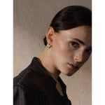 Yhpup Brincos de argola em formato de flor esmaltada branca requintada em aço inoxidável 18K banhado a ouro elegante diário à prova d'água joia presente