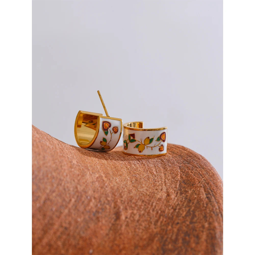 Yhpup Brincos de argola em formato de flor esmaltada branca requintada em aço inoxidável 18K banhado a ouro elegante diário à prova d'água joia presente
