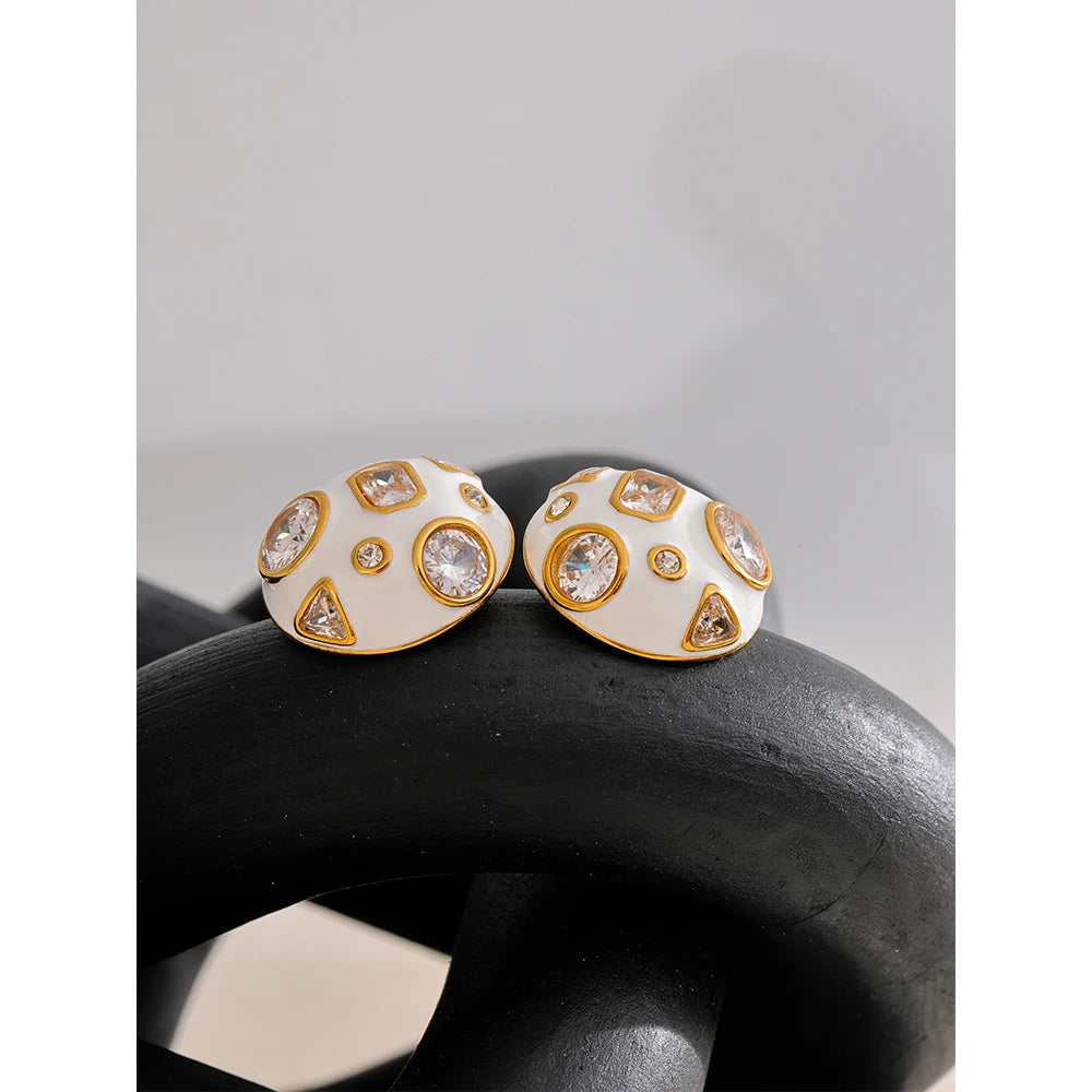 Yhpup Brincos de aço inoxidável com esmalte branco incrustado de zircônia cúbica para mulheres joias à prova d'água da moda