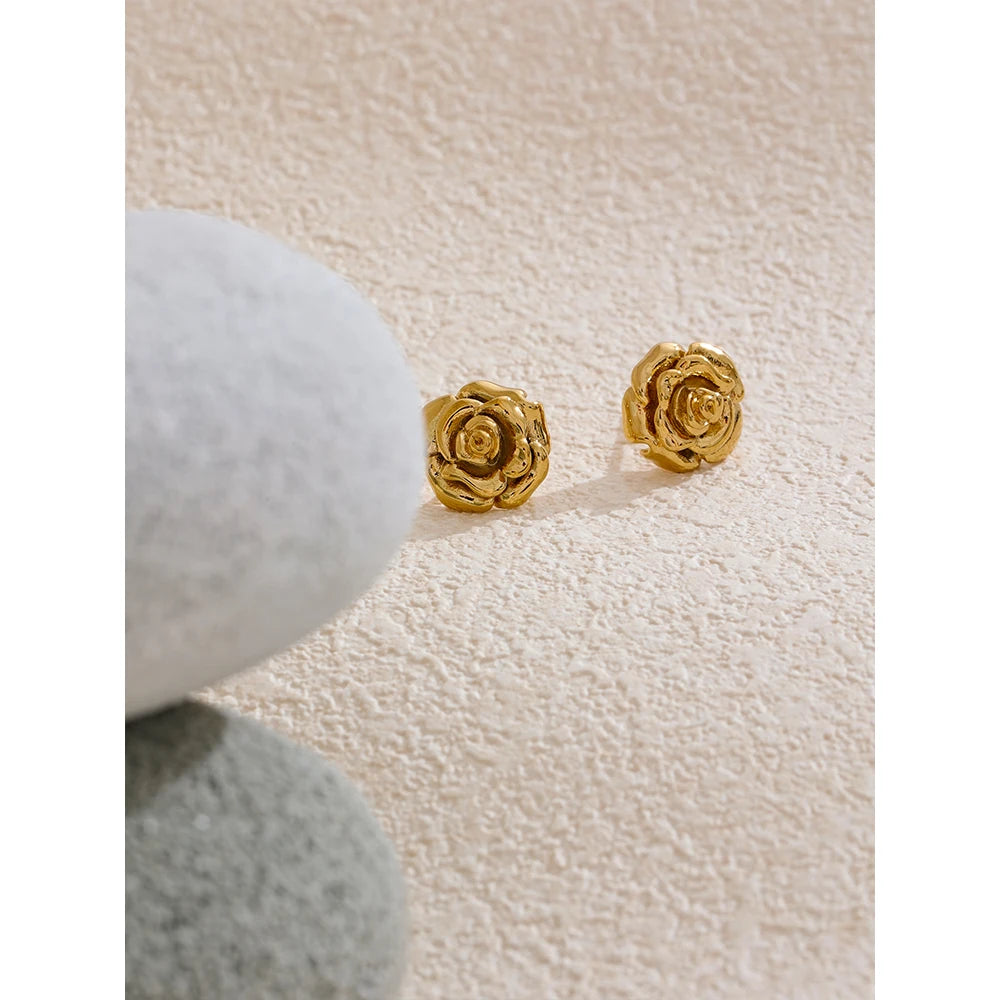 Yhpup Brincos diários à prova d'água com flor rosa de aço inoxidável para mulheres, textura elegante, joias banhadas a ouro, bijuterias