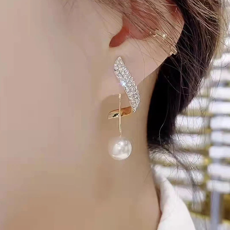 Brinco Pendente Dourado Pérola com Zircônia - Lafemininy